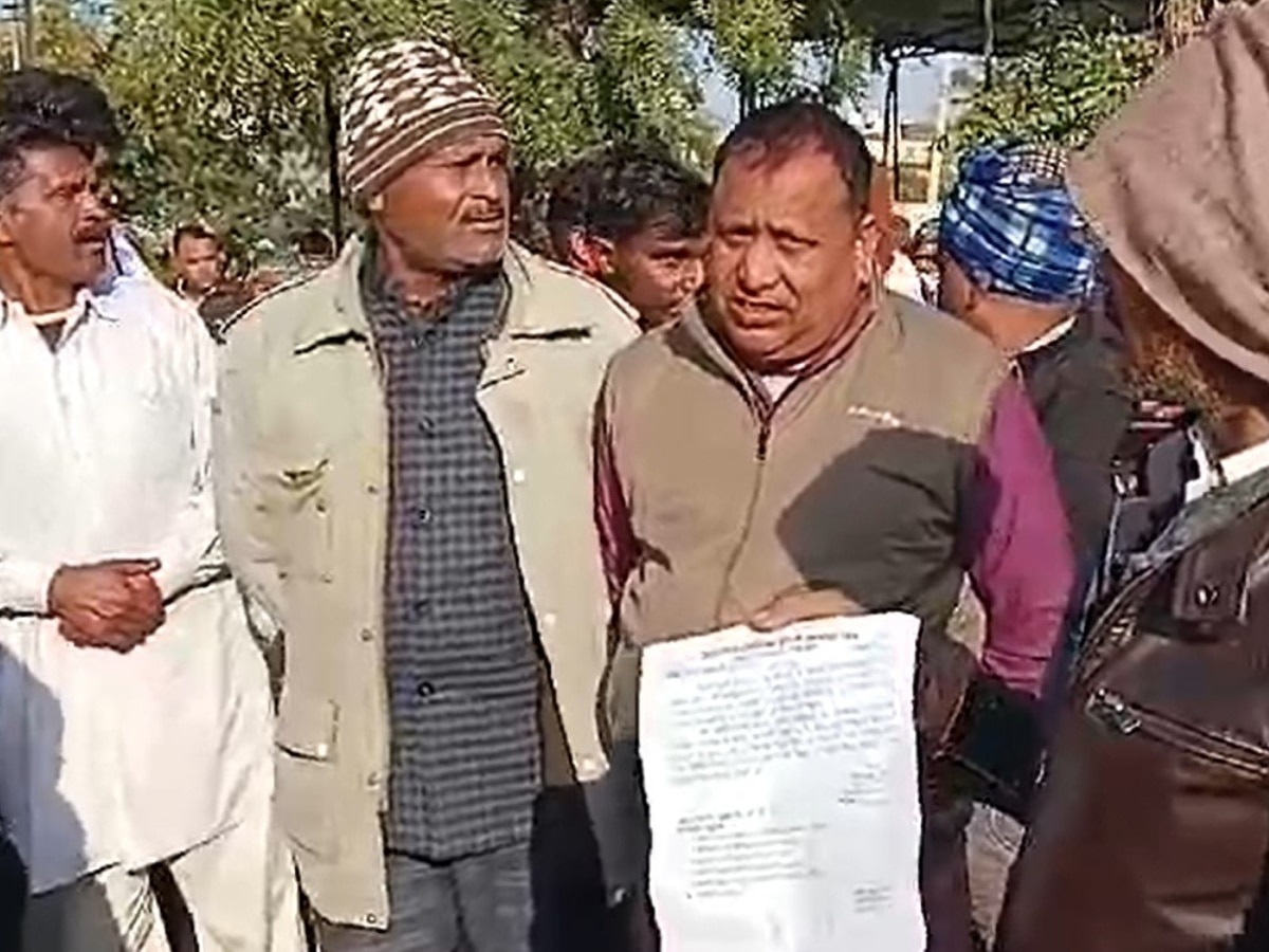 Alwar News: विधवा महिला सफाईकर्मी से अभद्रता, गलत तरीके से किया गया निलंबित, सभी कर्मियों ने की झाड़ू डाउन हड़ताल 