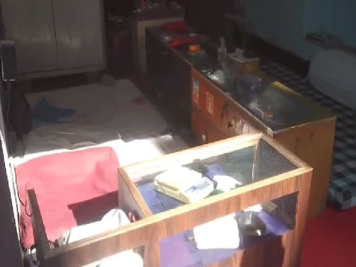 Alwar News: बंद दुकान में जा घुसी कार, गाड़ी के शीशे से निकल छत पर जा गिरा चालक, हुई मौत 