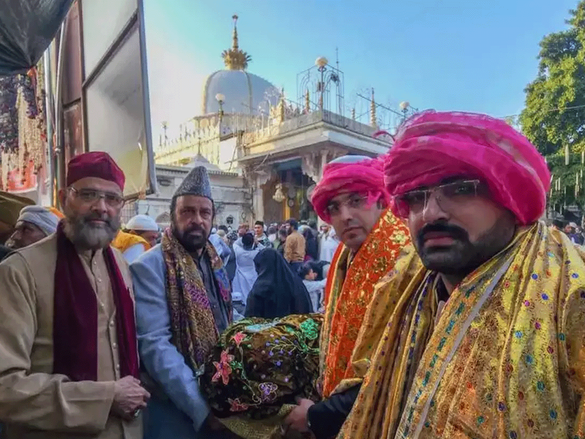 पाकिस्तानी जायरीन ने अजमेर दरगाह पर चढ़ाई चादर, अमन और भारत-पाक के बीच मोहब्बत कायम रहने की मांगी दुआ पाकिस्तानी जायरीन ने अजमेर दरगाह पर चढ़ाई चादर, अमन और भारत-पाक के बीच मोहब्बत कायम रहने की मांगी दुआ