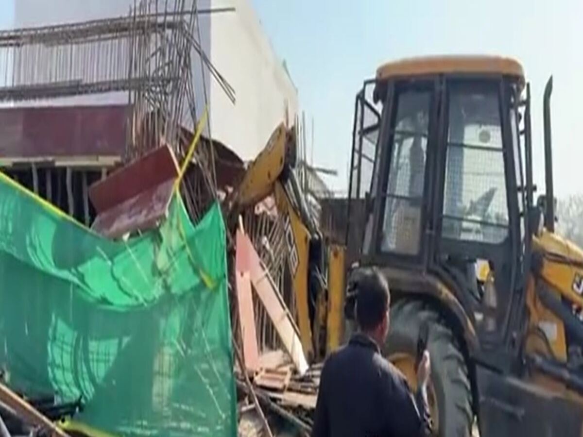 Bulldozer Action: NCR में बुलडोजर एक्शन, अवैध रूप से बनाए जा रहे शोरूम ...