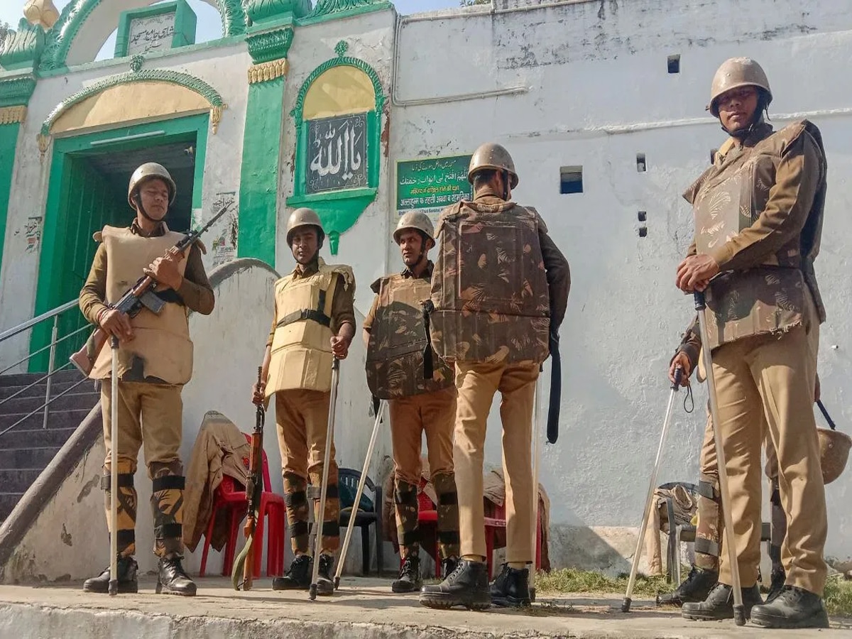 Sambhal: संभल में प्राचीन मंदिरों और कुओं की चल रही तलाश के बीच मस्जिद कमेटी फिर पहुंची SC, मची हलचल