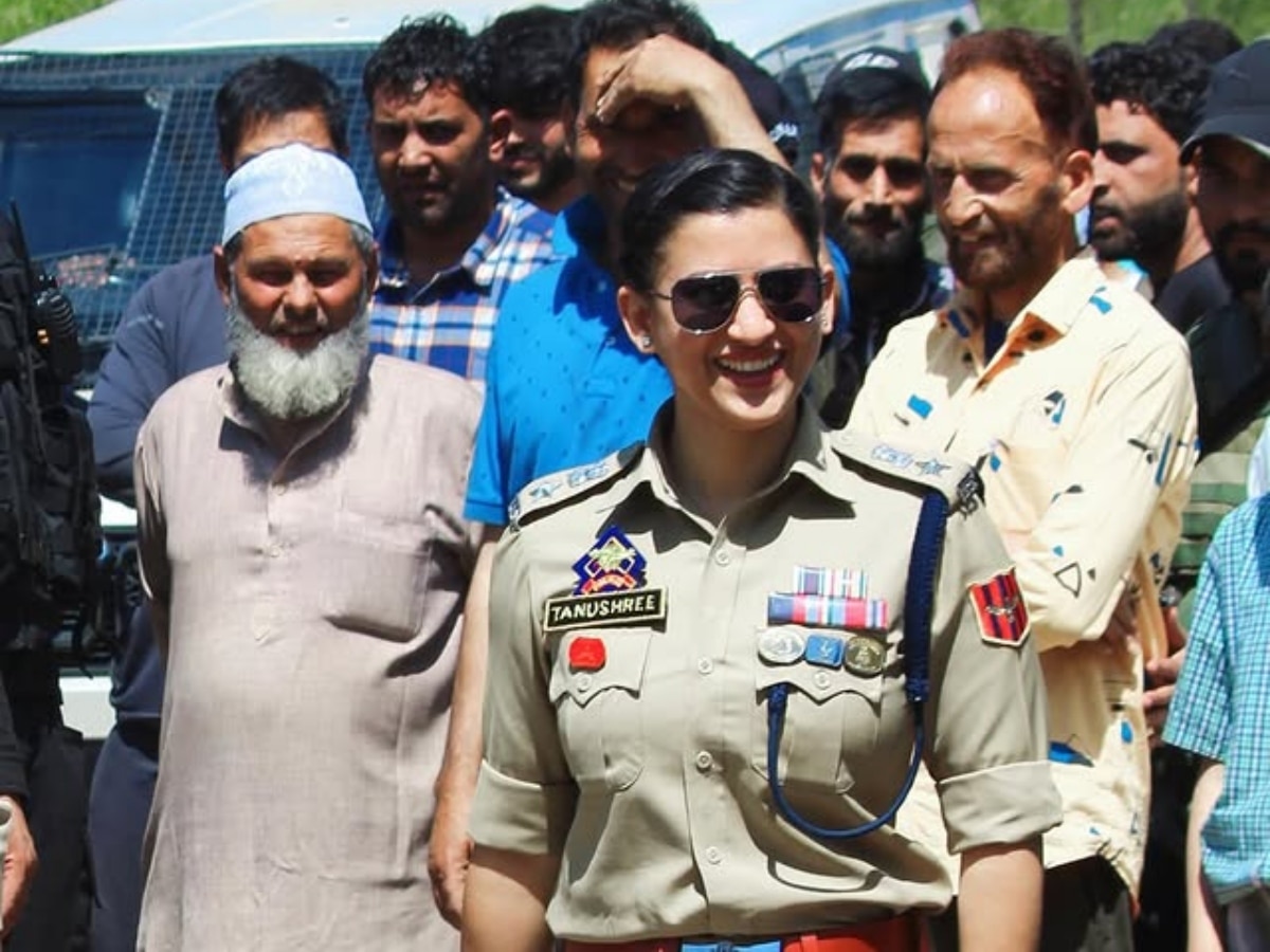 IPS leaving Income Tax and CRPF job, this is the story of Tanu shree ...