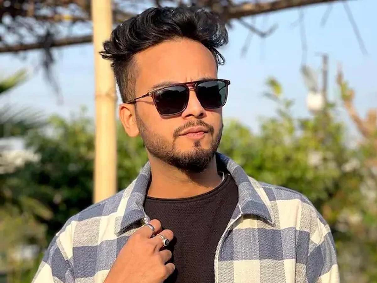 1,200 पन्नों की चार्जशीट दाखिल होने के बाद कोर्ट में हाजिर हुए एल्विश यादव, सांपों की तस्करी का है मामला 1,200 पन्नों की चार्जशीट दाखिल होने के बाद कोर्ट में हाजिर हुए एल्विश यादव, सांपों की तस्करी का है मामला