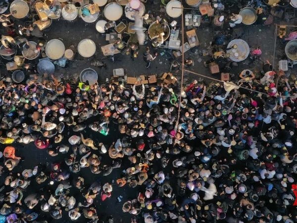 Syria: मस्जिद के पास खाना लेने गई थीं 4 औरतें; मची भगदड़, बदले में मिली मौत