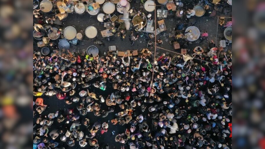 Syria: मस्जिद के पास खाना लेने गई थीं 4 औरतें; मची भगदड़, बदले में मिली मौत