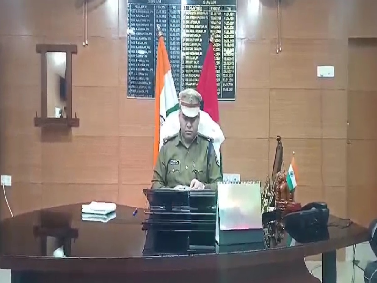 युवक ने महिला पुलिसकर्मी पर संगीन आरोप लगाकर काट लिया नस, एनकाउंटर की भी धमकी 