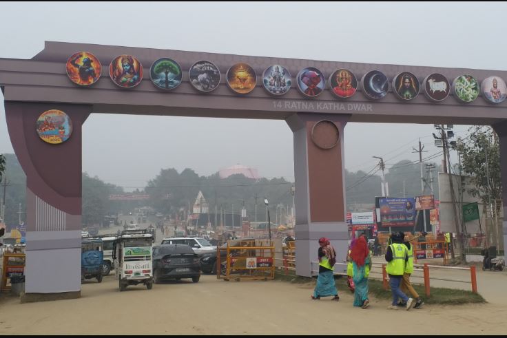 महाकुंभ पर चमचमाई प्रयागराज की सड़कें, हाईवे पर टोल प्लाजा से डिवाइडरों पर कुंभ का नजारा महाकुंभ पर चमचमाई प्रयागराज की सड़कें, हाईवे पर टोल प्लाजा से डिवाइडरों पर कुंभ का नजारा