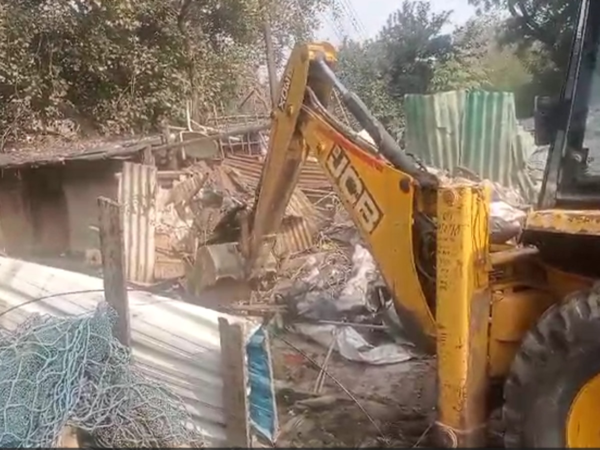 Ghaziabad Bulldozer Action: गाजियाबाद में गरजा बुलडोजर, सेना की 161 एकड़ जमीन पर अवैध अतिक्रमण