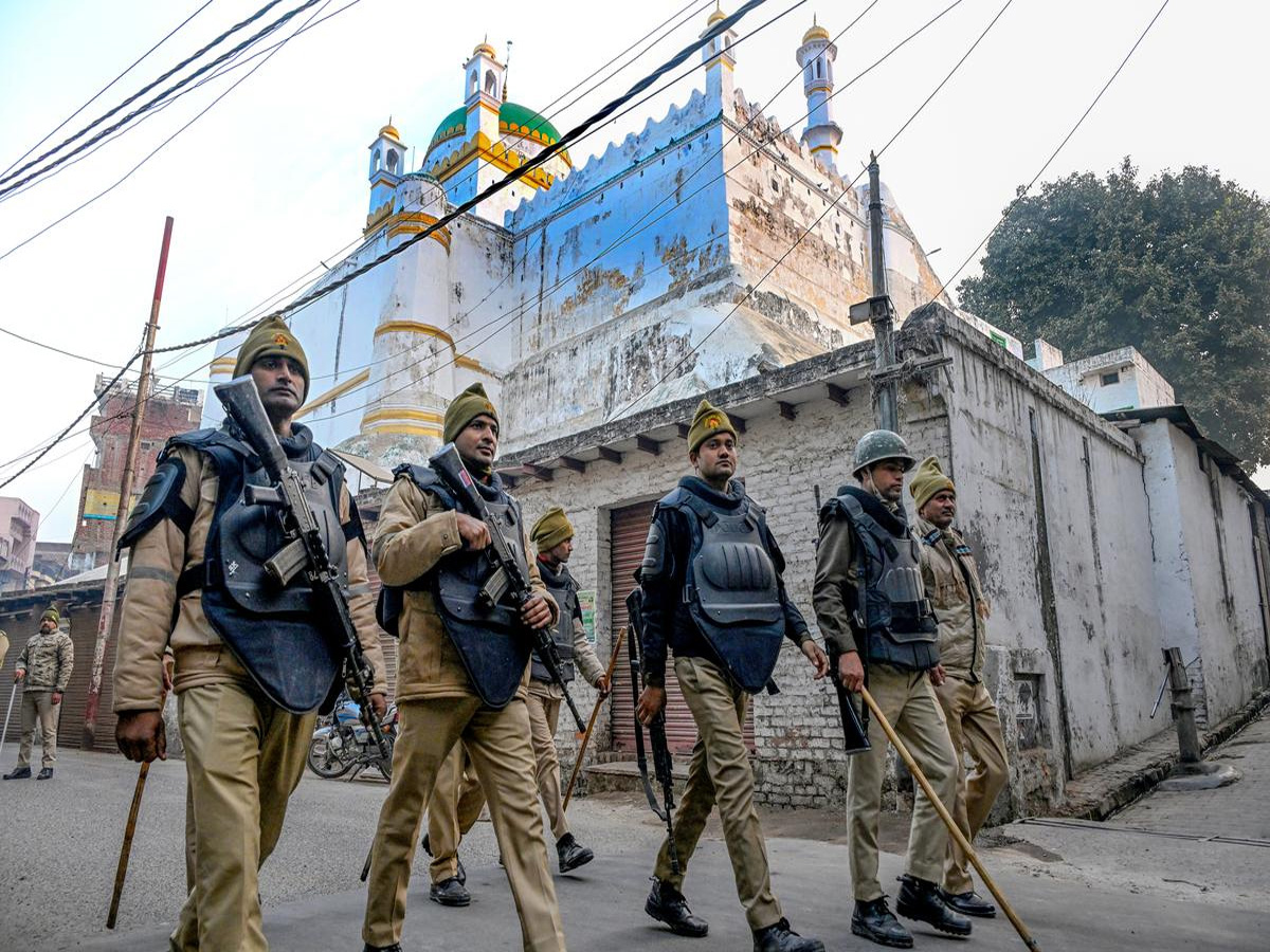 अतिक्रमण की हुई जमीन पर बनी 12 दुकानों से अवैध वसूली, संभल में चल रहे कितने खेल? अतिक्रमण की हुई जमीन पर बनी 12 दुकानों से अवैध वसूली, संभल में चल रहे कितने खेल?