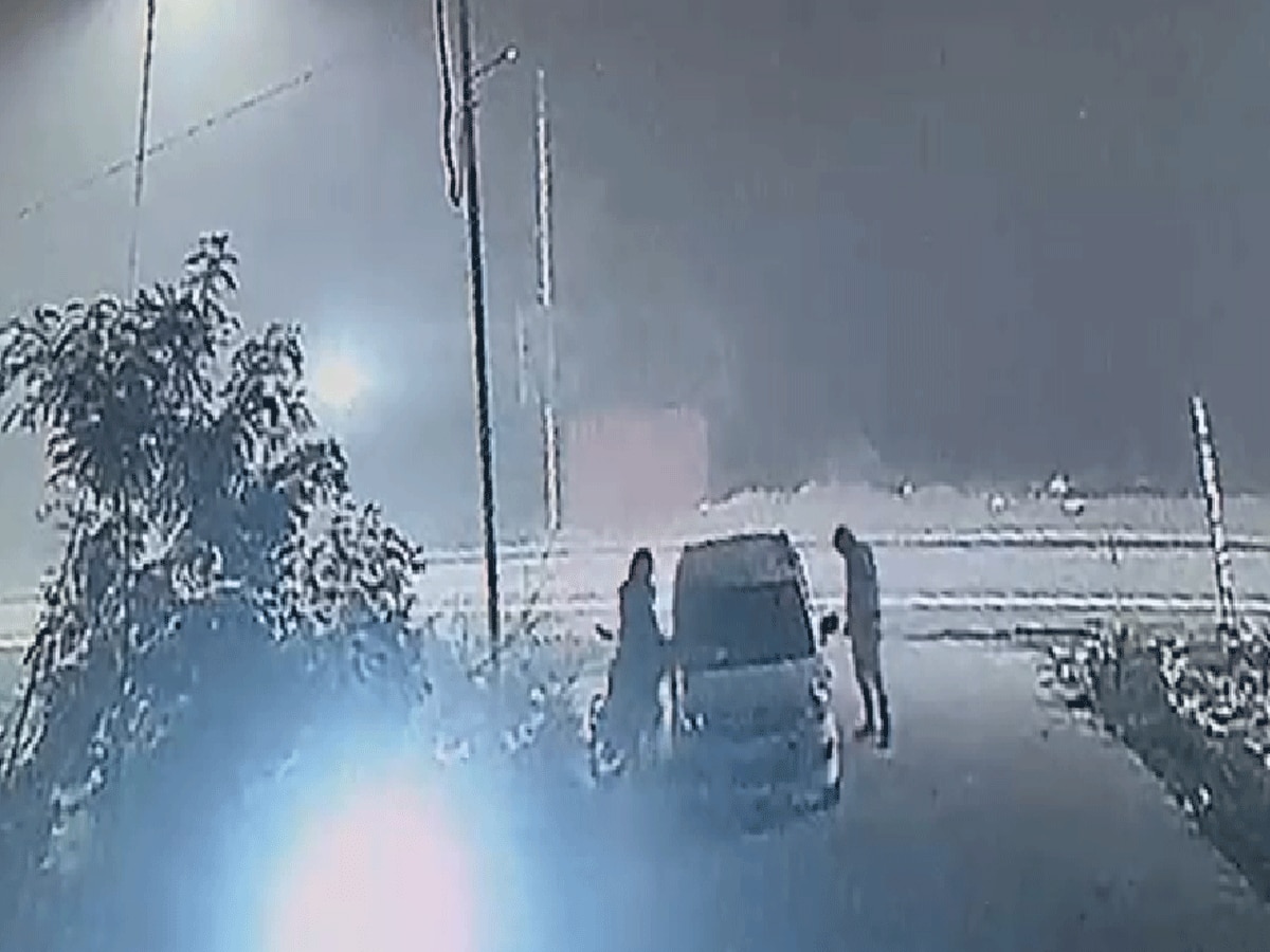 Kotputli-Behror News: आधी रात में चोरों ने तोड़ा कार का सेंटर लॉक, CCTV में कैद  हुई वारदात