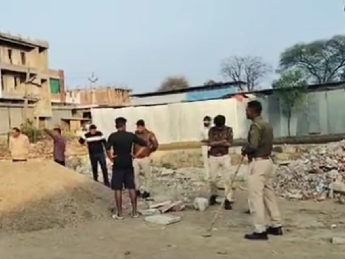 Baran News: घर में घुसकर की मारपीट और फायरिंग, गन दिखाकर युवक को धमकाया Baran News: घर में घुसकर की मारपीट और फायरिंग, गन दिखाकर युवक को धमकाया