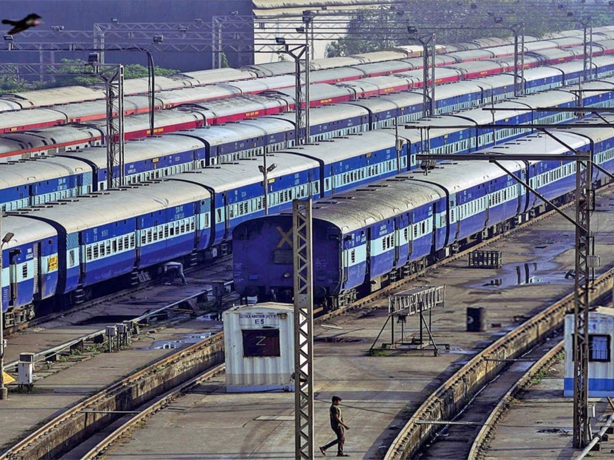 Railway Jobs: रेलवे में होने जा रही बंपर वैकेंसी, जानिए इन 4000+ पदों के लिए कब तक और कौन कर सकता है अप्लाई