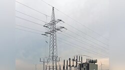 रास्ते के विवाद और लापता बहन को ढूंढने की मांग को लेकर विद्युत पोल पर चढ़ी दो बहने