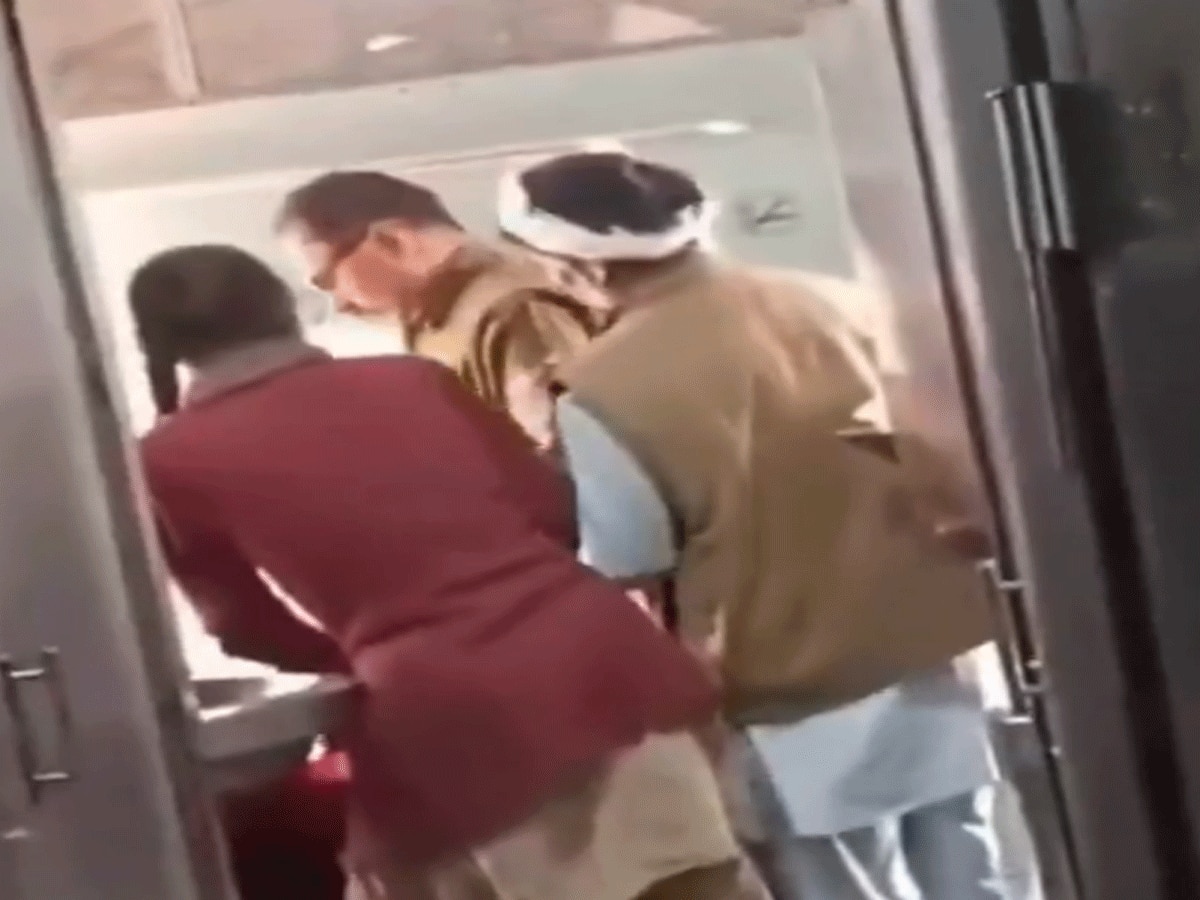 Sawai Madhopur: RPF जवान ने ट्रेन में बुजुर्ग महिला यात्री को जड़ा थप्पड़, वीडियो वायरल 