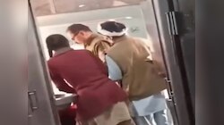 RPF जवान ने ट्रेन में बुजुर्ग महिला यात्री को जड़ा थप्पड़, वीडियो वायरल 
