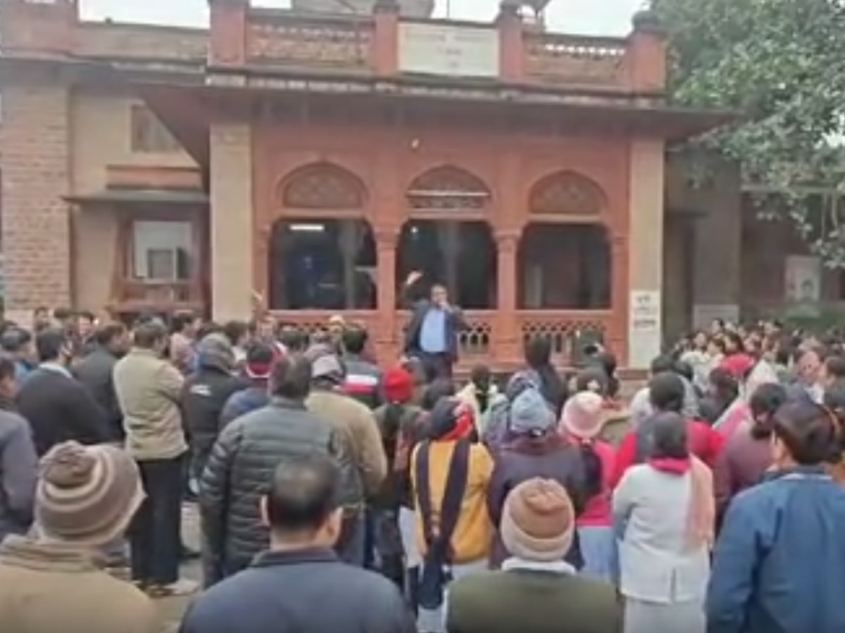Alwar News: आरोपी महिला को लेकर कार्रवाई ना करने पर चिकित्सा कर्मियों का 2 घंटे कार्य बहिष्कार जारी