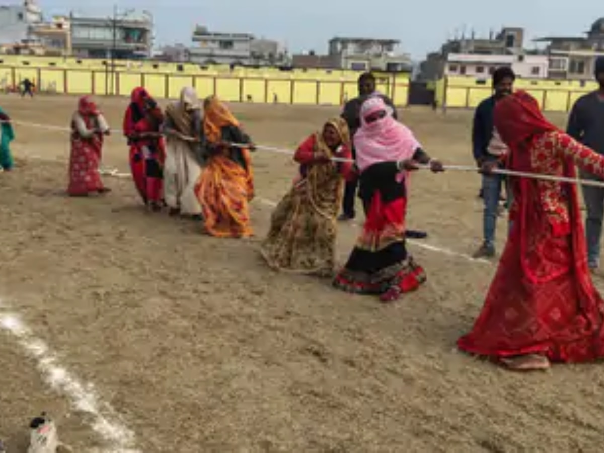 पहले धोती-कुर्ता में क्रिकेट, अब घूंघट में रस्साकशी, महिलाओं ने दिखाया दम, लोग हुए हैरान