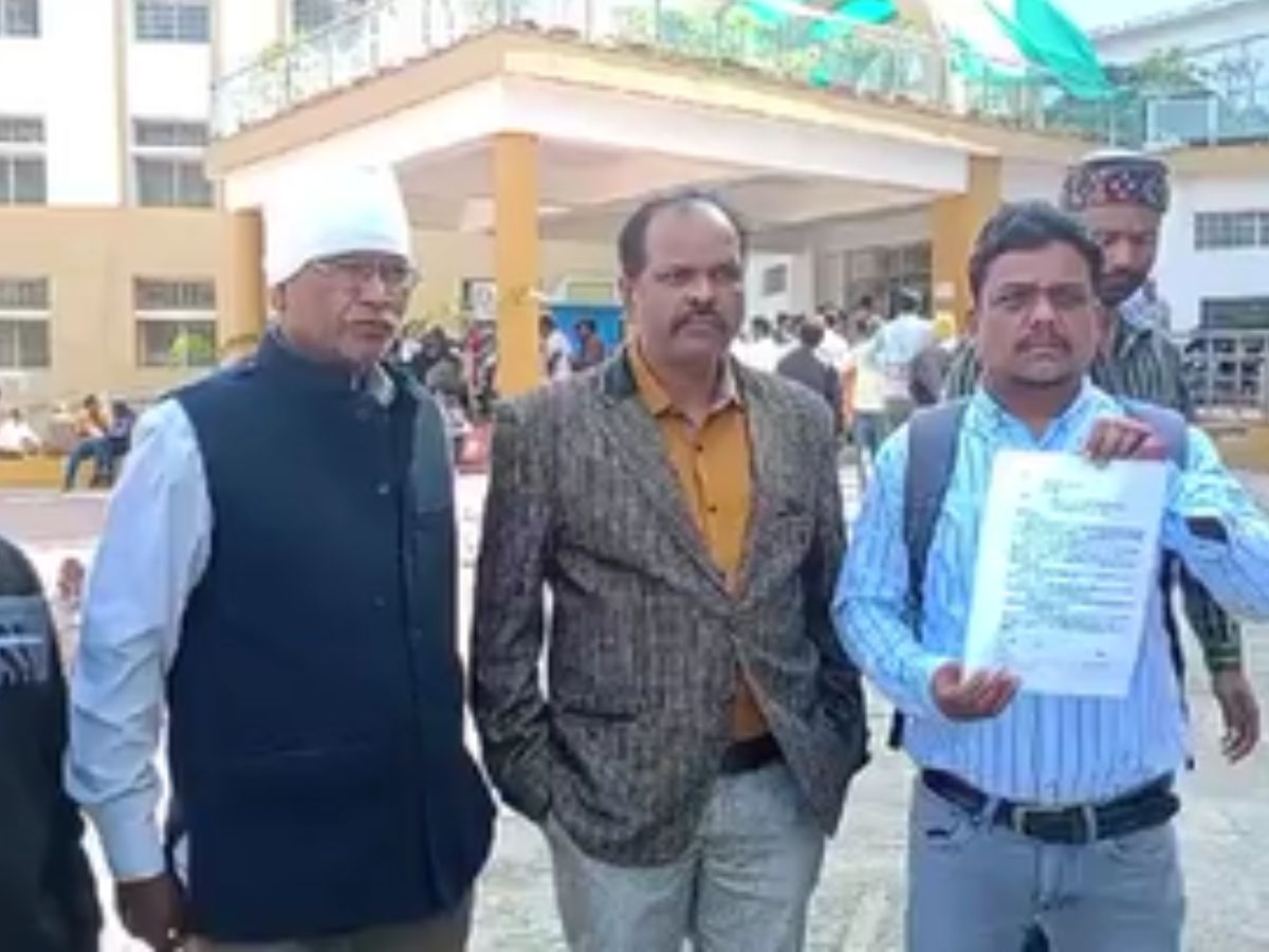 न्याय पाने के लिए युवक ने अपनाया अनोखा तरीका, कलेक्टर के पास रख दिए 5 लाख! देखकर सभी हैरान न्याय पाने के लिए युवक ने अपनाया अनोखा तरीका, कलेक्टर के पास रख दिए 5 लाख! देखकर सभी हैरान