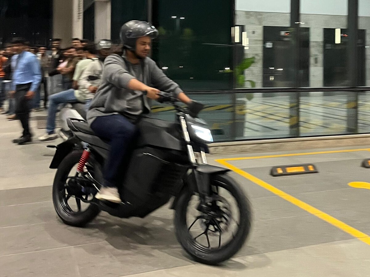 Bhavish Aggarwal ने फुल स्पीड में दौड़ाई Ola Roadster Electric Bike, जल्द शुरू होगी डिलीवरी!