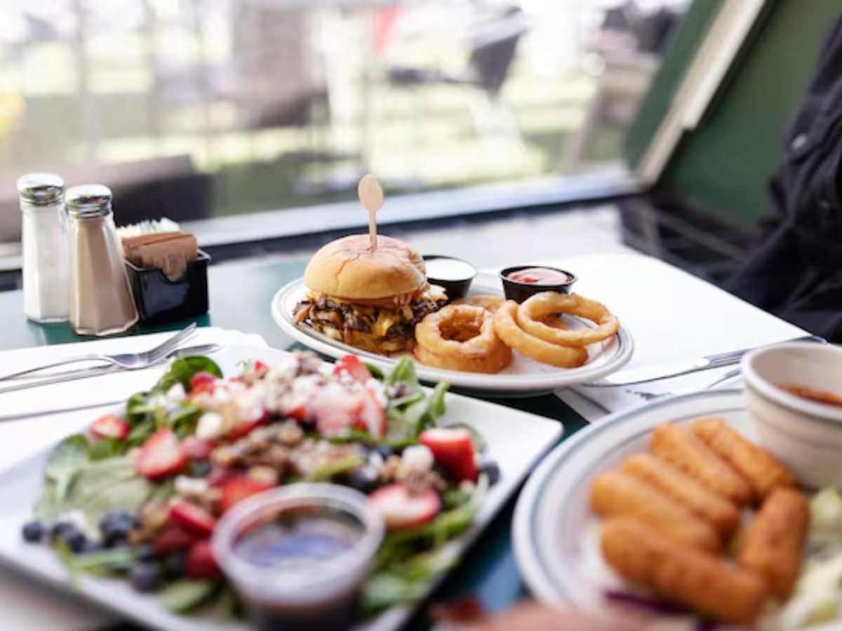 भारत का ऐसा पहला 'किफायती' एयरपोर्ट फूड आउटलेट, जहां खाना पीना है बेहद सस्ता