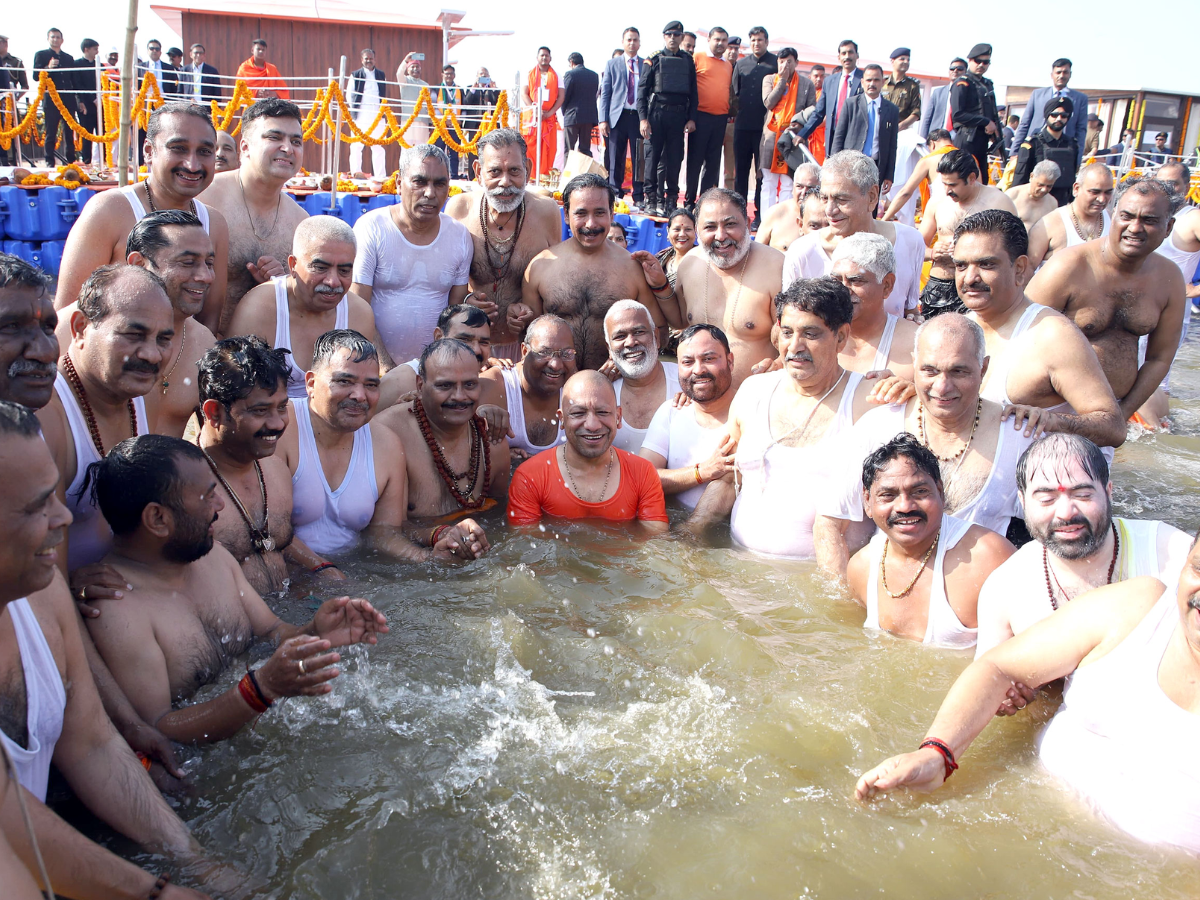 DNA: योगी कैबिनेट ने संगम में एक साथ डुबकी लगाकर क्या दिया मैसेज DNA: योगी कैबिनेट ने संगम में एक साथ डुबकी लगाकर क्या दिया मैसेज