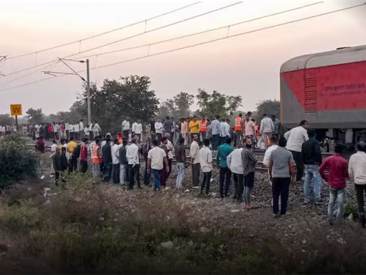 Rail Accident: ପୁଷ୍ପକ ଏକ୍ସପ୍ରେସ ଯାତ୍ରୀଙ୍କ ଉପରେ ମାଡ଼ିଗଲା କର୍ଣ୍ଣଟକା ଏକ୍ସପ୍ରେସ, ଶୋକ ଜଣାଇଲେ ଗୃହମନ୍ତ୍ରୀ ଓ ମୁଖ୍ୟମନ୍ତ୍ରୀ