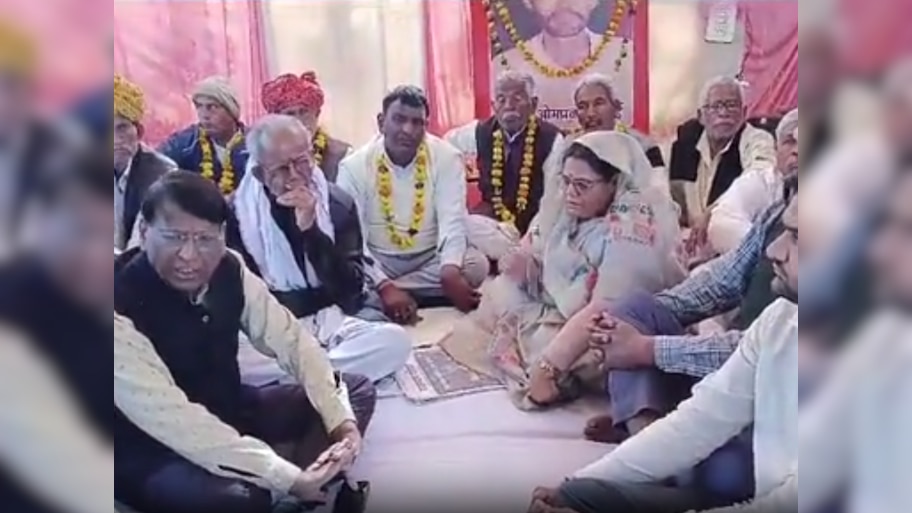 Sikar News: नीमकाथाना में सीकर संभाग हटाने का विरोध, धरने में शामिल हुईं कांग्रेस जिला अध्यक्ष सुनीता गठाला