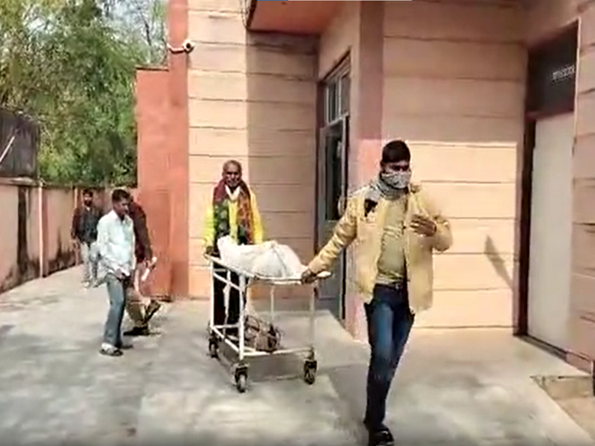 Jhalawar News: नसबंदी ऑपरेशन के बाद महिला की मौत, परिजनों ने खड़ा कर दिया हंगामा, जिम्मेदार कौन... Jhalawar News: नसबंदी ऑपरेशन के बाद महिला की मौत, परिजनों ने खड़ा कर दिया हंगामा, जिम्मेदार कौन...