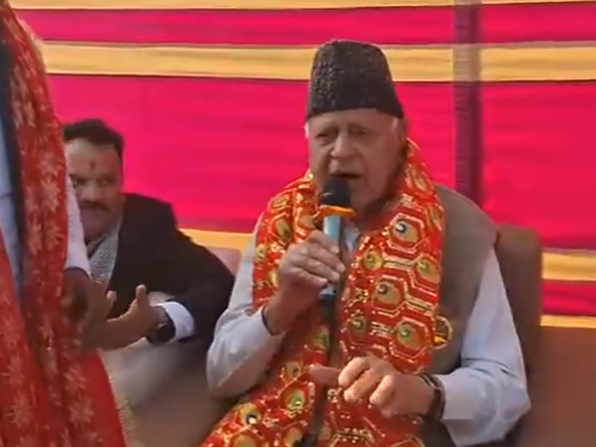 Farooq Abdullah ने आश्रम में गाया भजन, वीडियो हो रहा जमकर वायरल: देखें Farooq Abdullah ने आश्रम में गाया भजन, वीडियो हो रहा जमकर वायरल: देखें