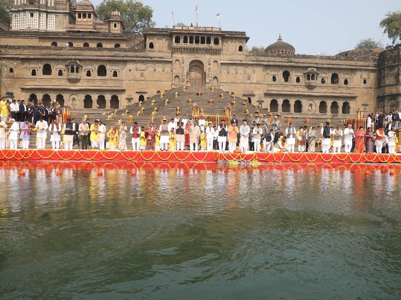 मां नर्मदा की पूजा