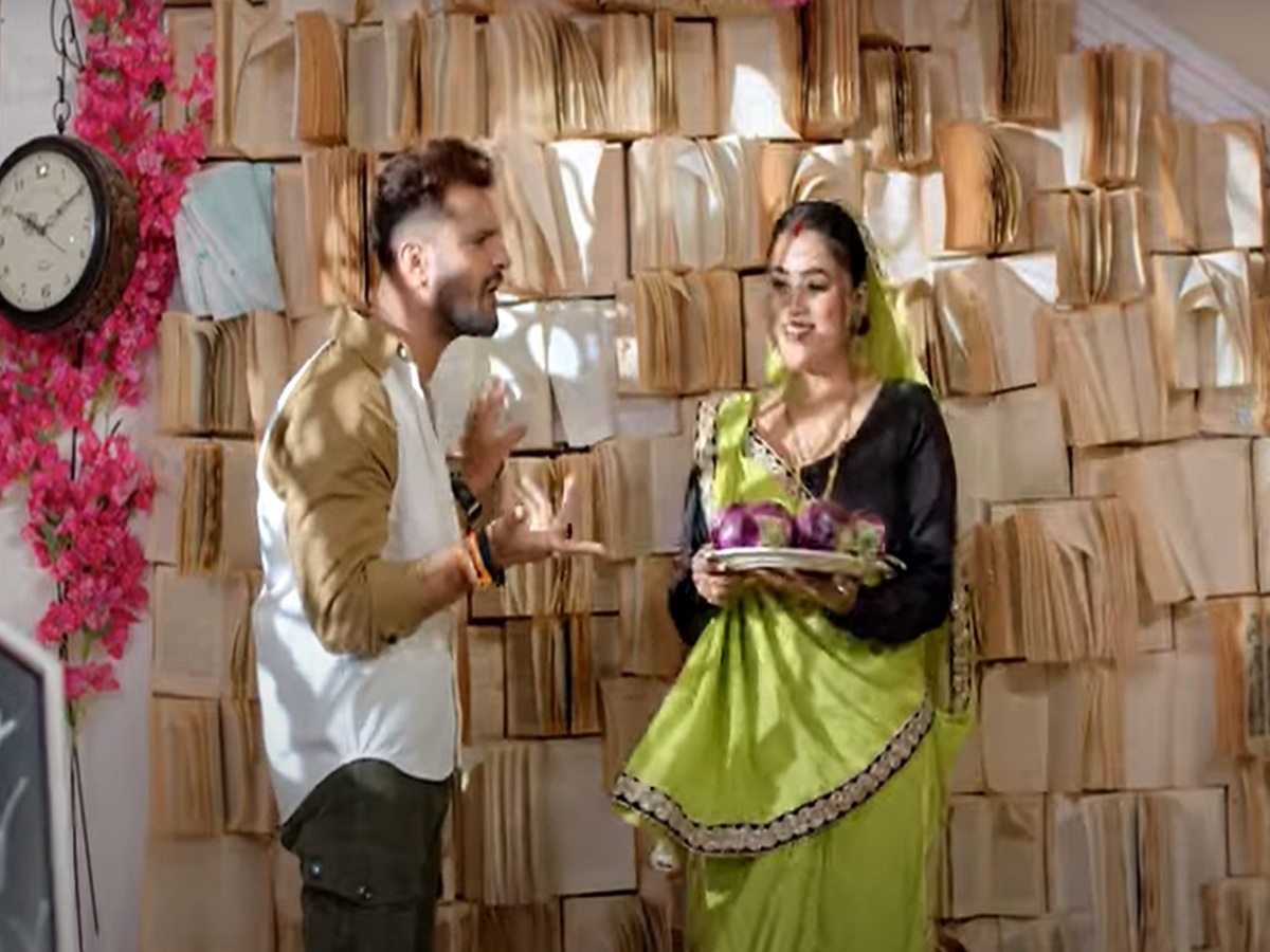 खेसारी लाल यादव गाने में डिंपल सिंह की पढ़ाई के बारे में पूछते हैं