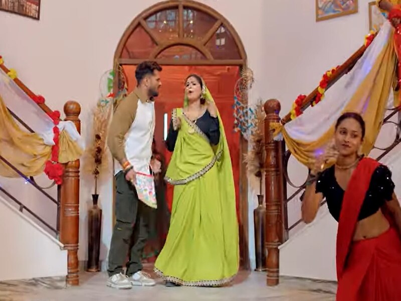 खेसारी लाल यादव एक्ट्रेस से बहुत ही मजेदार बात करते हैं