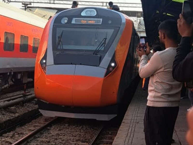 दिल्ली से जम्मू पहुंची वंदे भारत एक्सप्रेस