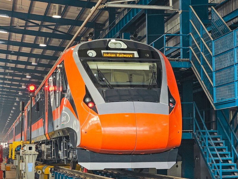 लग्जरी सुविधाओं से लैस है ट्रेन