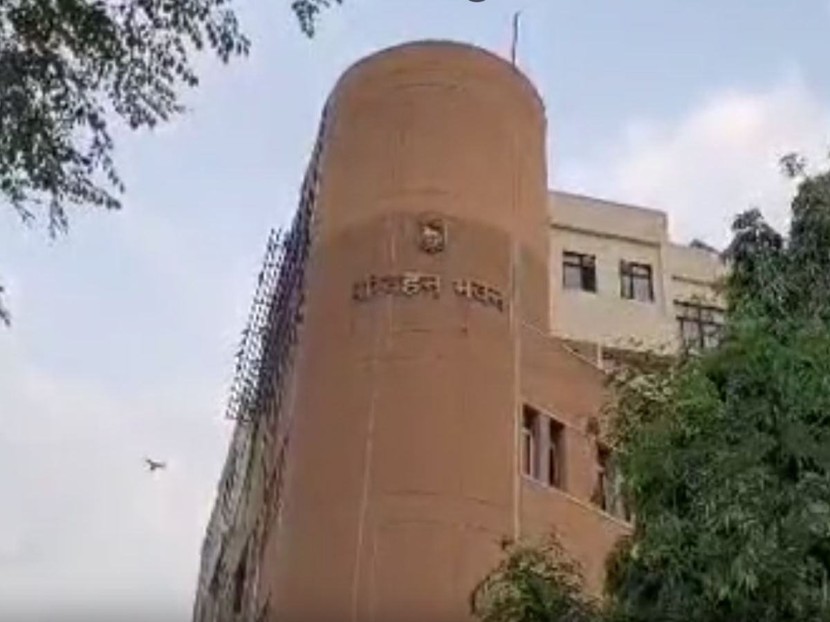 Jaipur News: परिवहन विभाग में प्रशासनिक अड़चनें, ड्राइविंग लाइसेंस और परमिट कार्य ठप Jaipur News: परिवहन विभाग में प्रशासनिक अड़चनें, ड्राइविंग लाइसेंस और परमिट कार्य ठप