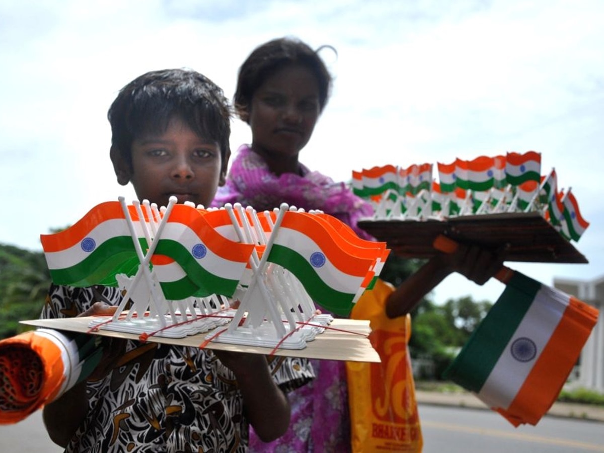 Republic Day Kavita: &#039;वे बेच रहे हैं ये झंडे...&#039;, गणतंत्र दिवस पर पढ़ें भारत की असल तस्वीर दिखाने वाली कविता!