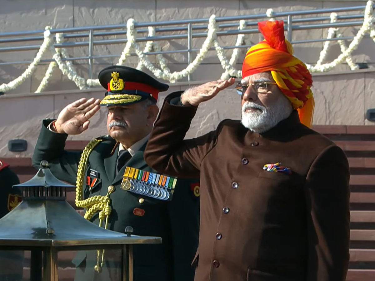 सिर पर भगवा साफा, बंद गले का कोट... गणतंत्र दिवस पर इस अंदाज में दिखे PM मोदी सिर पर भगवा साफा, बंद गले का कोट... गणतंत्र दिवस पर इस अंदाज में दिखे PM मोदी