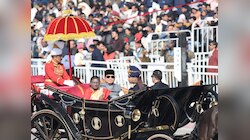 सबसे बड़े मुस्लिम देश के राष्ट्रपति दिल्ली परेड में बैठे थे, टकटकी लगाए एक ही सवाल..