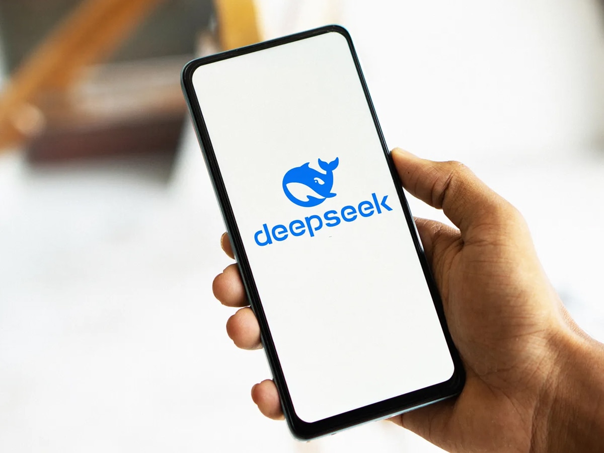 DeepSeek: जिस चीनी AI App ने अमेरिका को दे दी टेंशन, उसके अचानक क्यों उड़ गए होश; मची खलबली