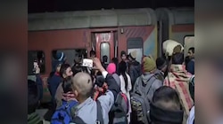 रोहतक स्टेशन पर महाकुंभ जाने वाले यात्रियों में अफरातफरी, ट्रेन के तोड़े शीशे 