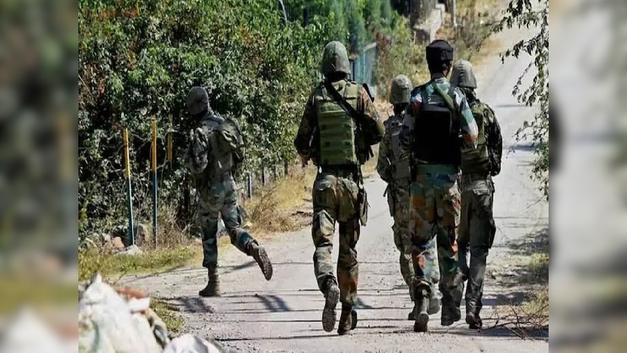 J&K: पुंछ जिले में LoC पर  घुसपैठ की कोशिश कर रहे थे 2 आतंकवादी, सेना ने मार गिराया