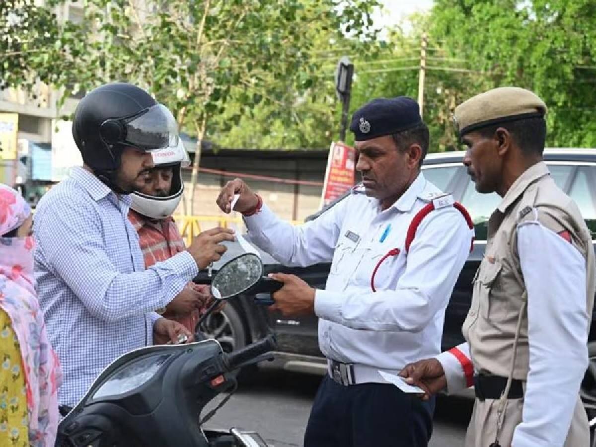 Bike Helmet Challan: अब हेलमेट पहनने के बाद भी कटेगा चालान, नए ट्रैफिक नियमों से घबराए बाइक राइडर! 