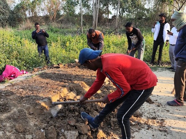 संभल में सरकारी तालाब पर बने अवैध मजार पर चला प्रशासन का हंटर, जानें पूरा मामला