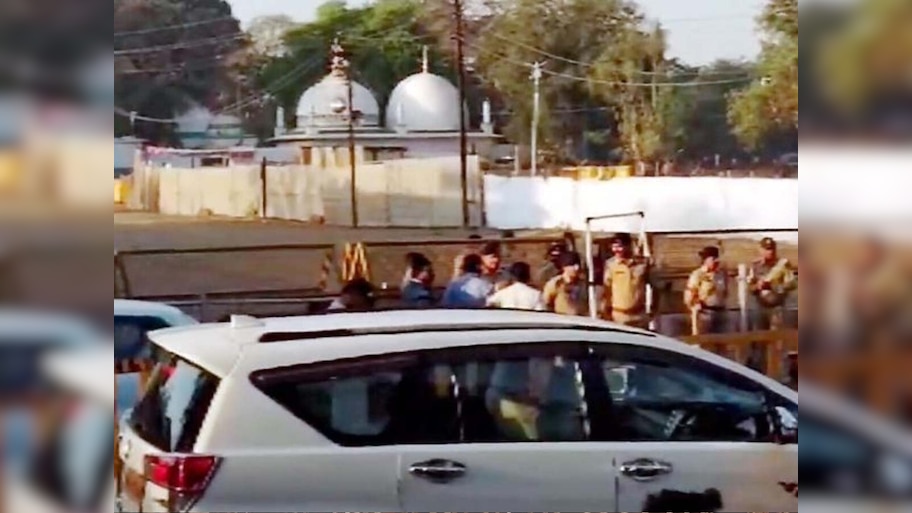 MP: बसंत पंचमी पर कमाल मौला मस्जिद पर श्रद्धालुओं की भीड़; मंदिर का है दावा