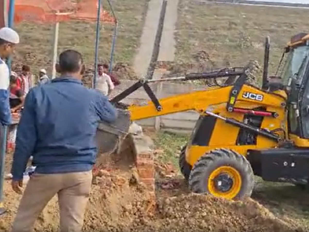 Bulldozer In India Bulldozer Action in Ghaziabad: आंखों में धूल झोंककर हो रहे 'निकाह ...