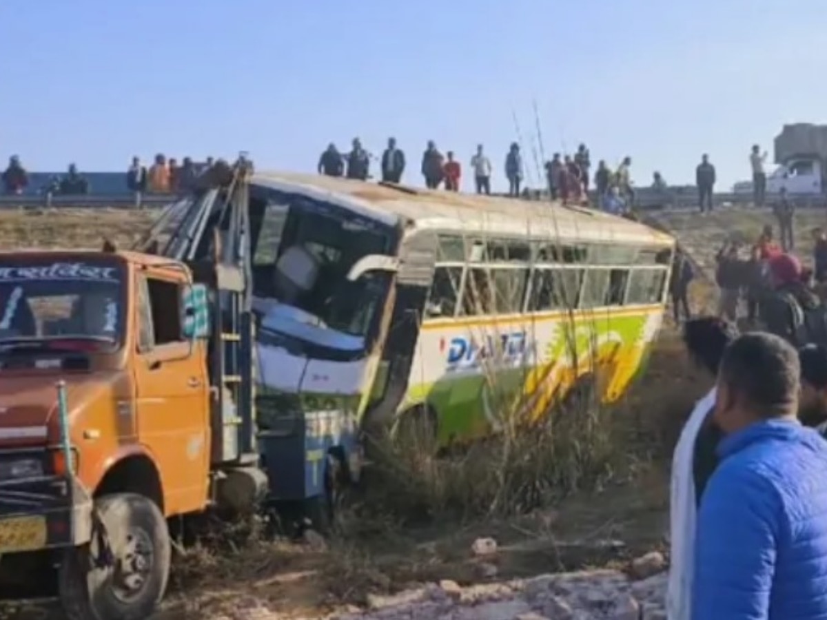 School Bus Accident: अनियंत्रित होकर खाई में जा गिरी बच्चों से भरी स्कूल बस, बस के नीचे दबे बच्चे,  1 की हुई मौत