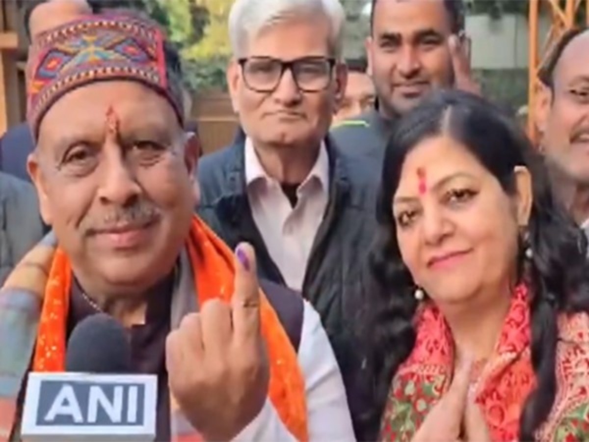 Delhi Election 2025: BJP उम्मीदवार विजेंद्र गुप्ता ने डाला वोट, लोगों से कहा- आपके हाथों में जादुई बटन है