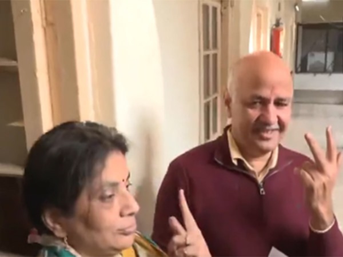 Delhi Assembly Election 2025: मनीष सिसोदिया ने अपनी पत्नी के साथ लेडी इरविन सीनियर सेकेंडरी स्कूल में डाला वोट