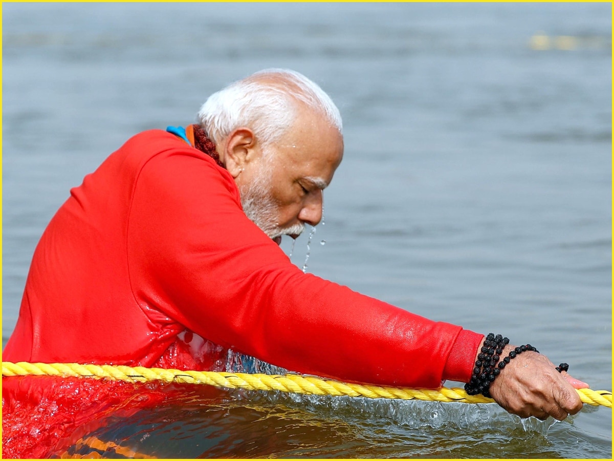 PM Modi In Kumbh: पीएम मोदी को अपने बीच पाकर श्रद्धालु गदगद, बोले- हिंदू एकता के साथ धर्म का कर रहे हैं प्रचार