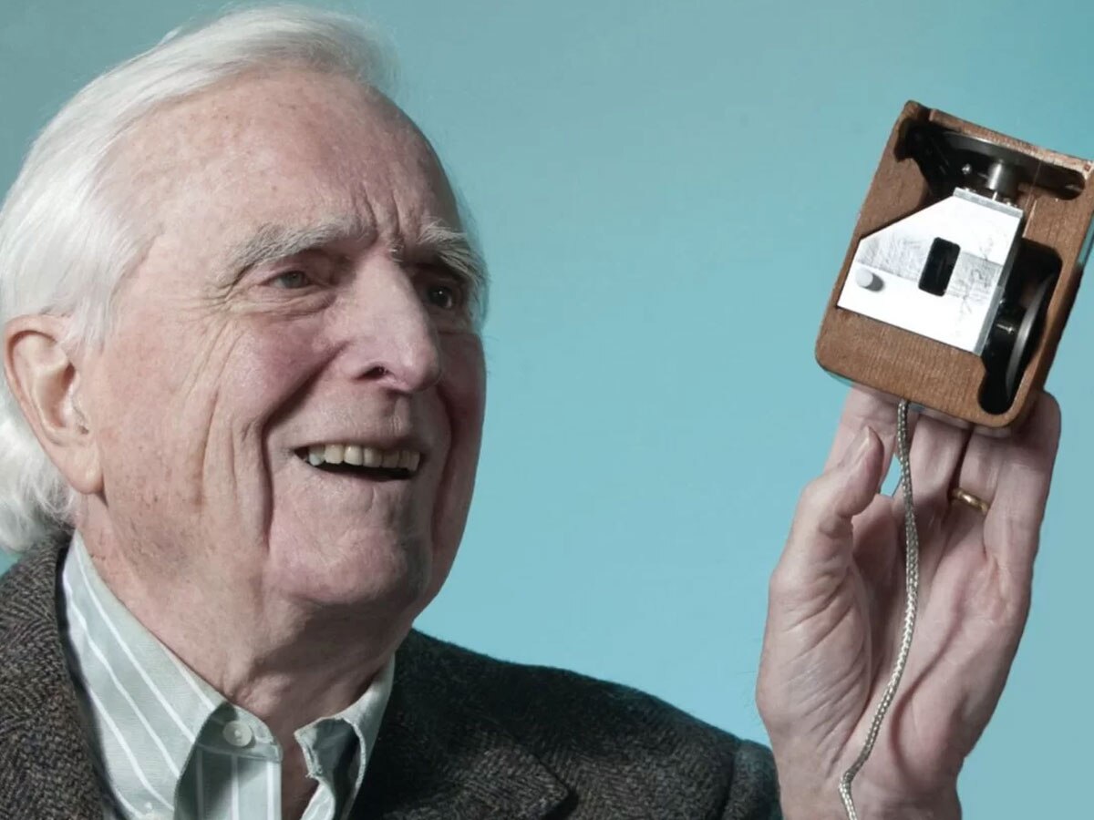 story of creation of computer mouse Know how Douglas Engelbart invented ...